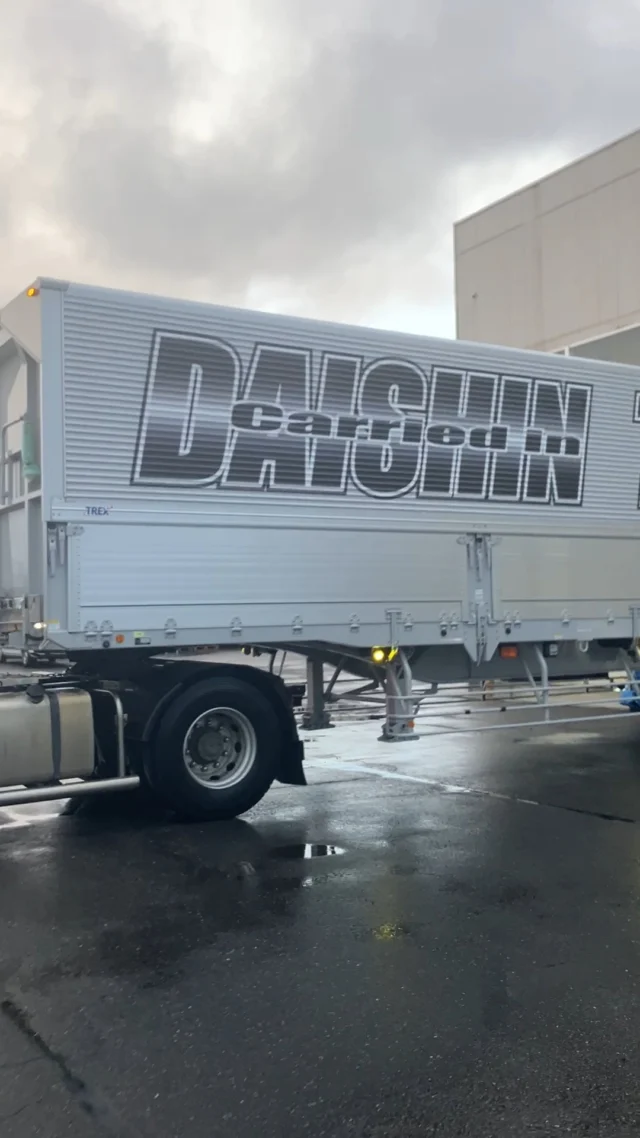 .

ダイシン運輸様
大型ウイングトレーラー2台目のマーキングも終わりました👏

#ダイシン運輸 様
#大型ウイングトレーラー
#コルゲートパネル
#コルゲート
#カーマーキング
#マーキング
#カーラッピング
#ラッピングカー
#ラッピング
#車両マーキング
#車両ラッピング
#シール
#イラスト
#デザイン
#看板
#サイン
#インクジェットシート
#インクジェットシート貼り
#EPSON
#エプソン

#中島自工
#北海道
#帯広市
#帯広求人
#帯広求人募集
#帯広求人情報